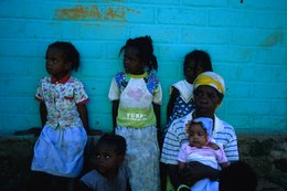 Archipel-des-Comores;-Bébé;-Enfants;-Famille;-Femme;-France;-Kaleidos;-Kaleidos-images;-La-parole-à-limage;-Laurent-Abad;-Mayotte;-Mur-turquoise;-Océan-Indien;-Stories-Pictures;-Vie-quotidienne